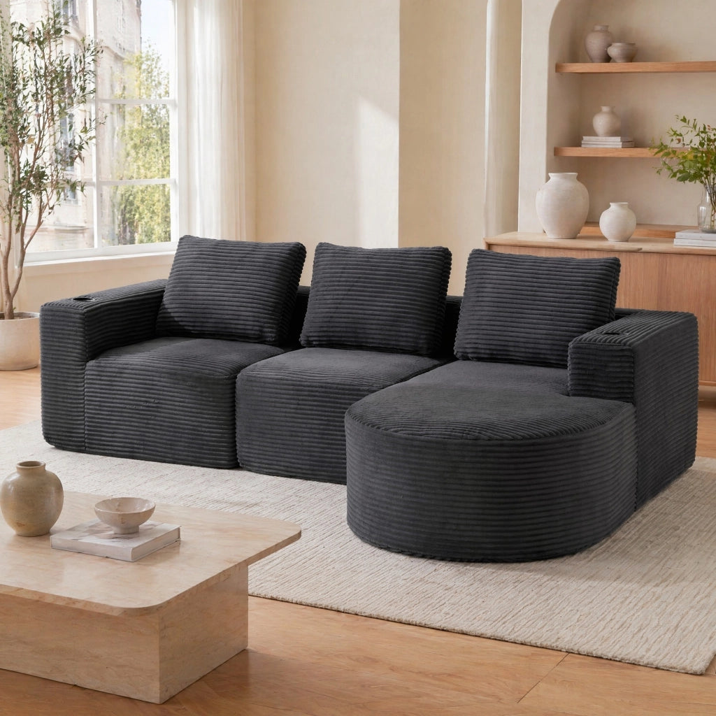 Divano dritto 2 posti con tre cuscini e due portabicchieri, in poliestere imbottito grigio scuro, 265 × 176 × 60 cm