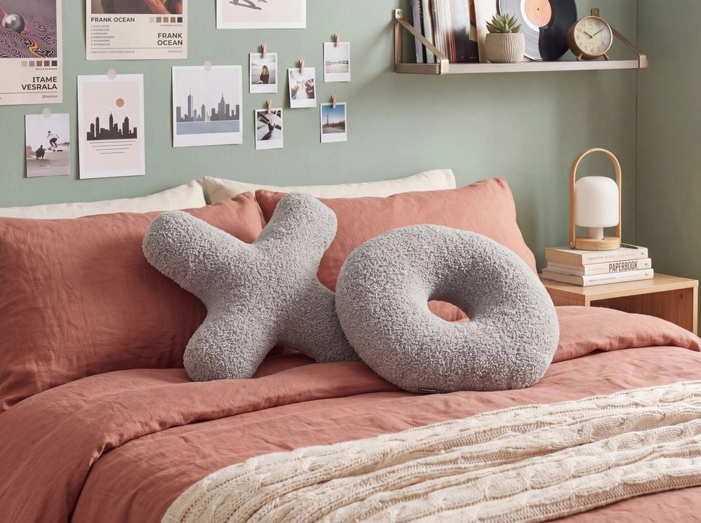 Set di 2 cuscini in tessuto decorazione tessile grigio chiaro a forma delle lettere XO divano soggiorno camera da letto