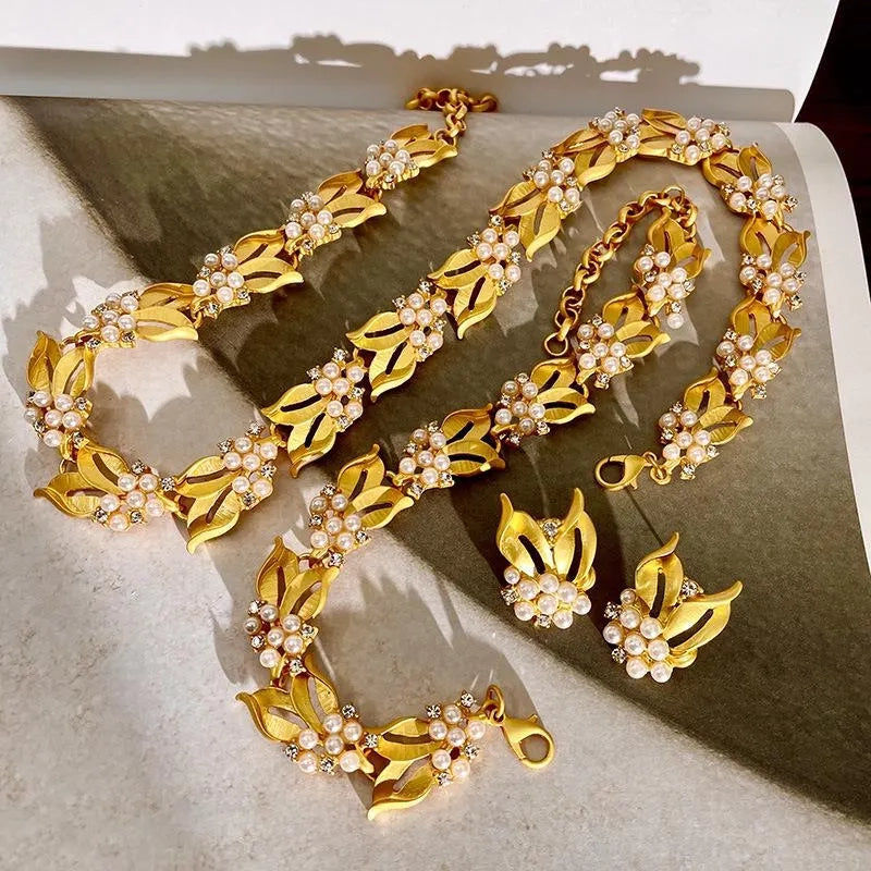 Set di gioielli vintage fatti a mano con perle di grano dorate: collana, bracciale e orecchini