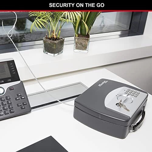Master Lock P008EML Cassaforte Portatile con Combinazione Digitale e Cavo d'Acciaio Capacita' 2.17 L Alimentazione 4 AA (non incluse) Chiavi di Emergenza Incluse colore Nero