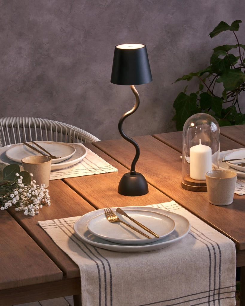 Lampada da tavolo in alluminio nero con interruttore a sfioramento e cavo di ricarica USB senza fili stile moderno