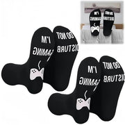 Due pair di calzettoni antiscivolo divertenti per uomini - Non Disturbare Sto Giocando - Nero con didascalia - Regalo per uomini - Calzettoni da gaming - Calzettoni antiscivolo - Misura: One size - 76 caratteri