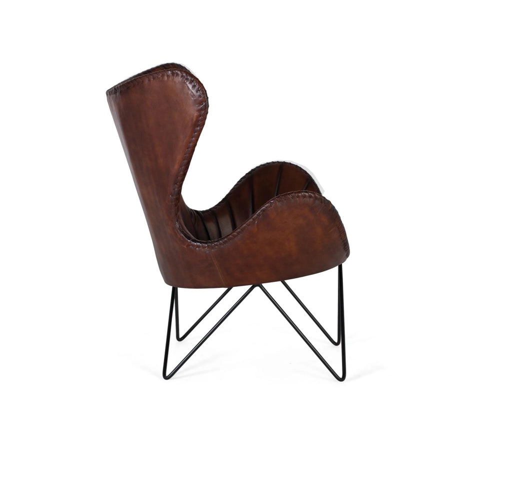 Poltrona rivestita in pelle naturale marrone con gambe in metallo