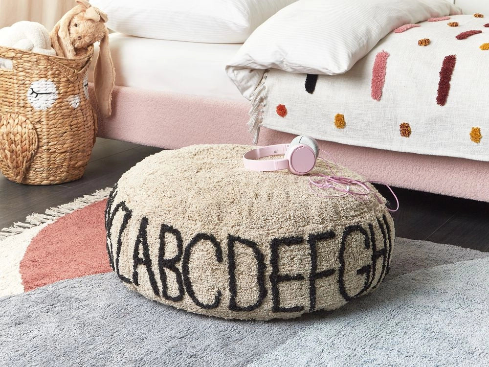 Cuscino da pavimento in cotone beige 60 x 60 x 20 cm con motivo alfabetico per bambini