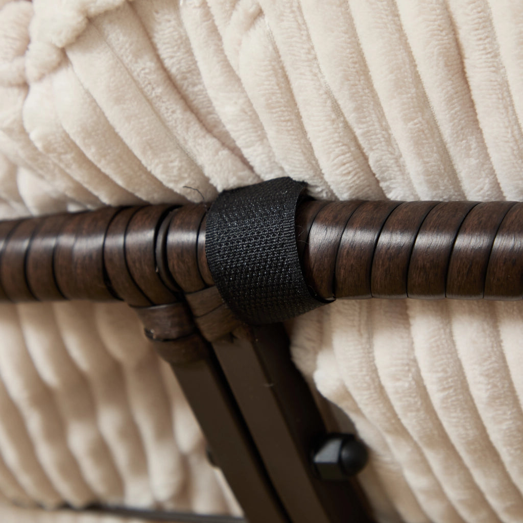 Poltrona girevole a 360° in acciaio e rattan PE bianco con cuscino spesso per salotto e camera da letto 92 × 67 cm