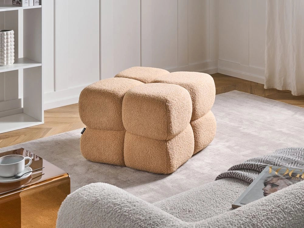 Pouf quadrato in bouclé beige elemento d'arredo moderno per salotto o camera da letto