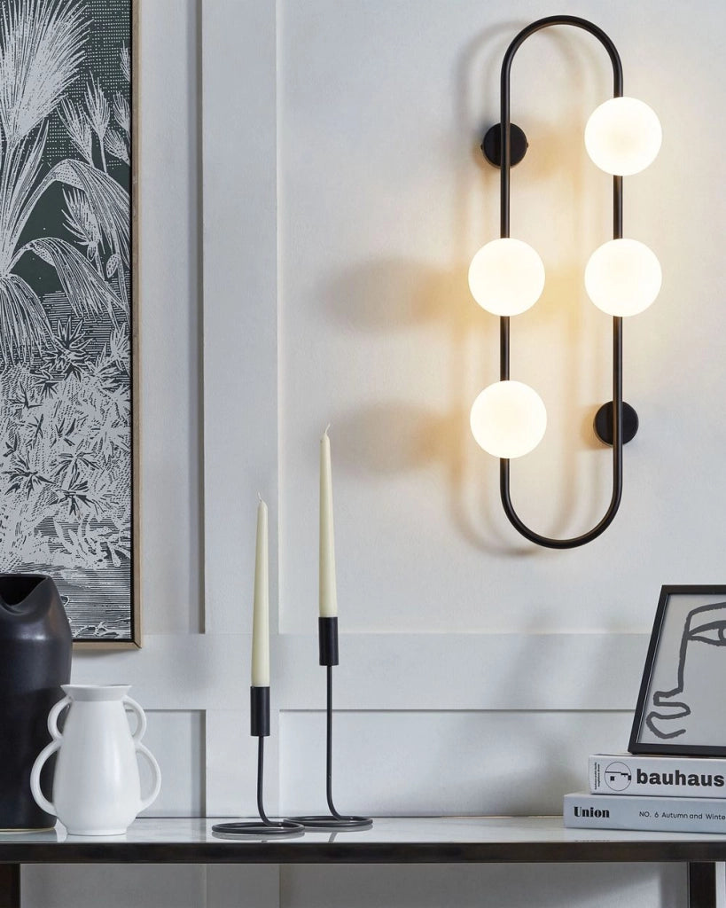 Lampada da parete con 4 luci a forma di globo e paralume in vetro base metallo nero opaco stile moderno