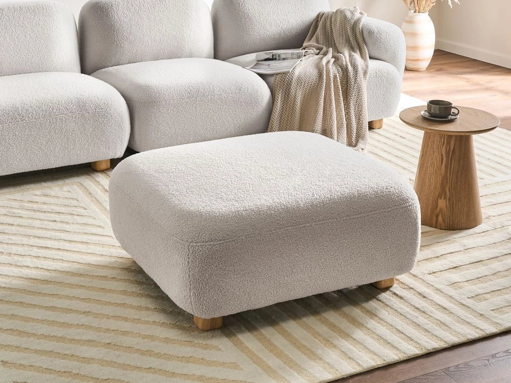 Pouf ottomano rettangolare imbottito in tessuto bouclè bianco sporco idrorepellente, modulo divano con gambe in legno, modello moderno monoposto