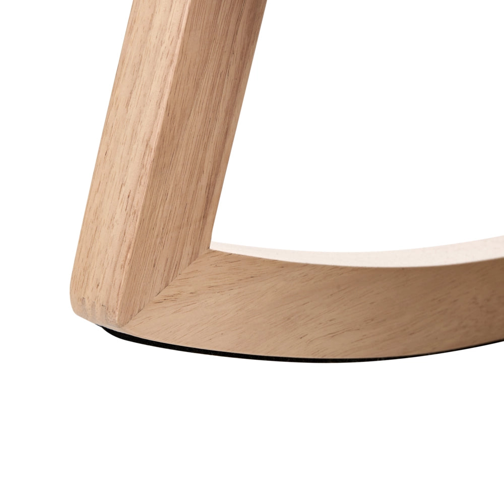 Sedia a dondolo in bouclé bianco sporco rivestita in tessuto con gambe in legno poggiapiedi e braccioli per soggiorno stile moderno