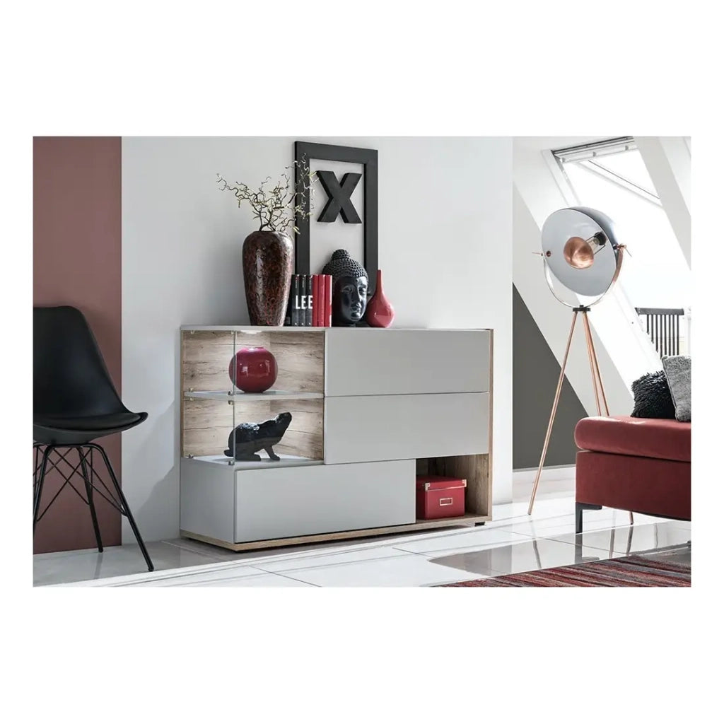 Buffet, credenza, enfilade KLIS con tre porte e tre nicchie. Colori grigio perla e rovere. Stile design.