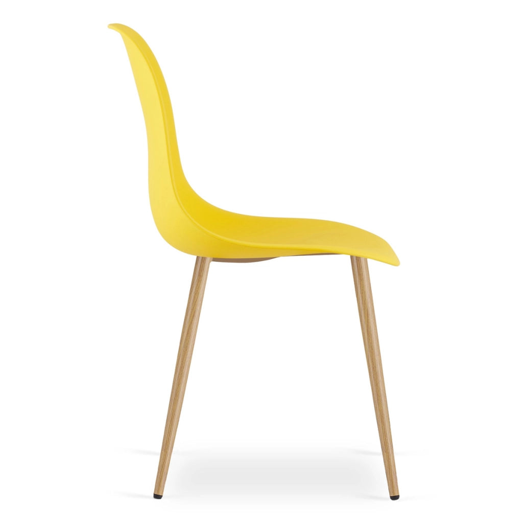 Sedia scandinava WAT gialla con gambe effetto legno