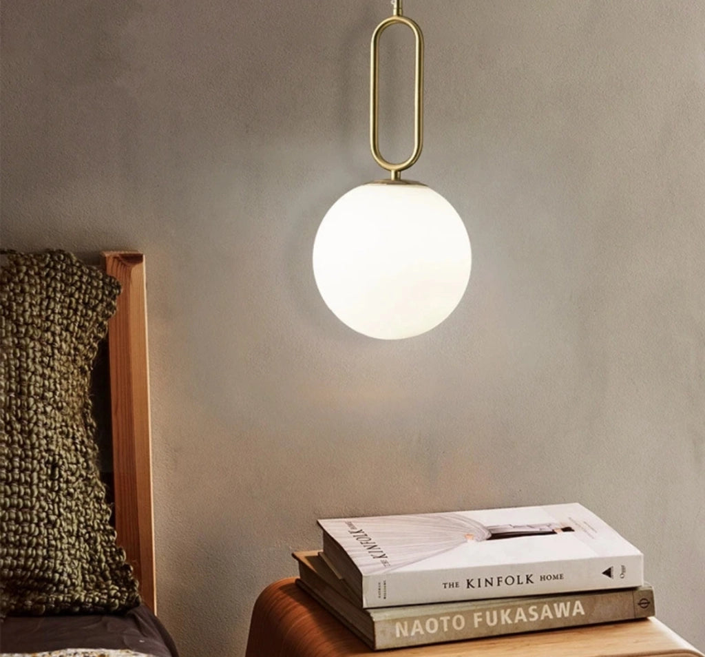 Lampadario a sospensione in metallo color bronzo con sfera luminosa opaca bianca in vetro G9