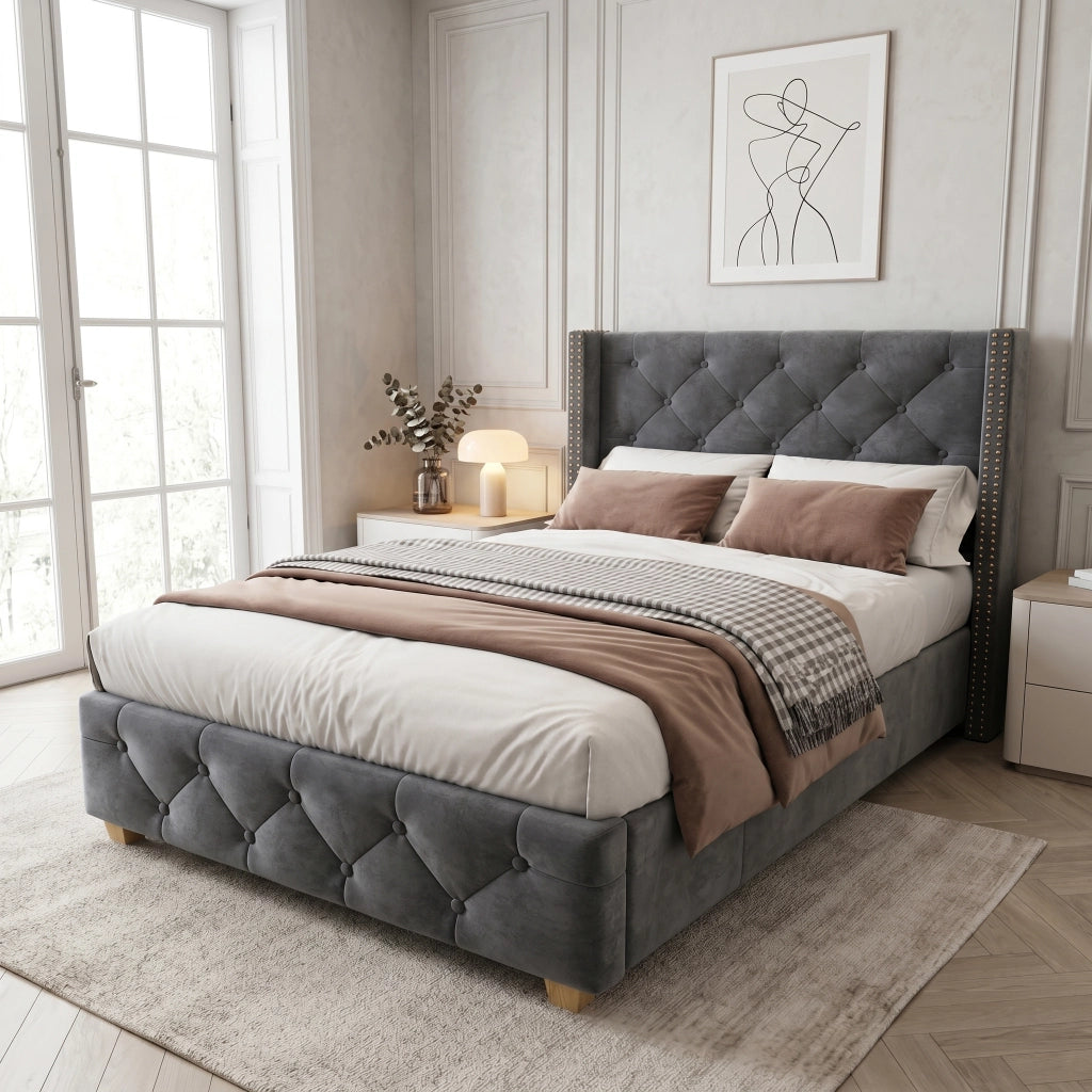 Letto imbottito 90x200 cm in velluto grigio con rete a doghe, testiera con bottoni e borchie