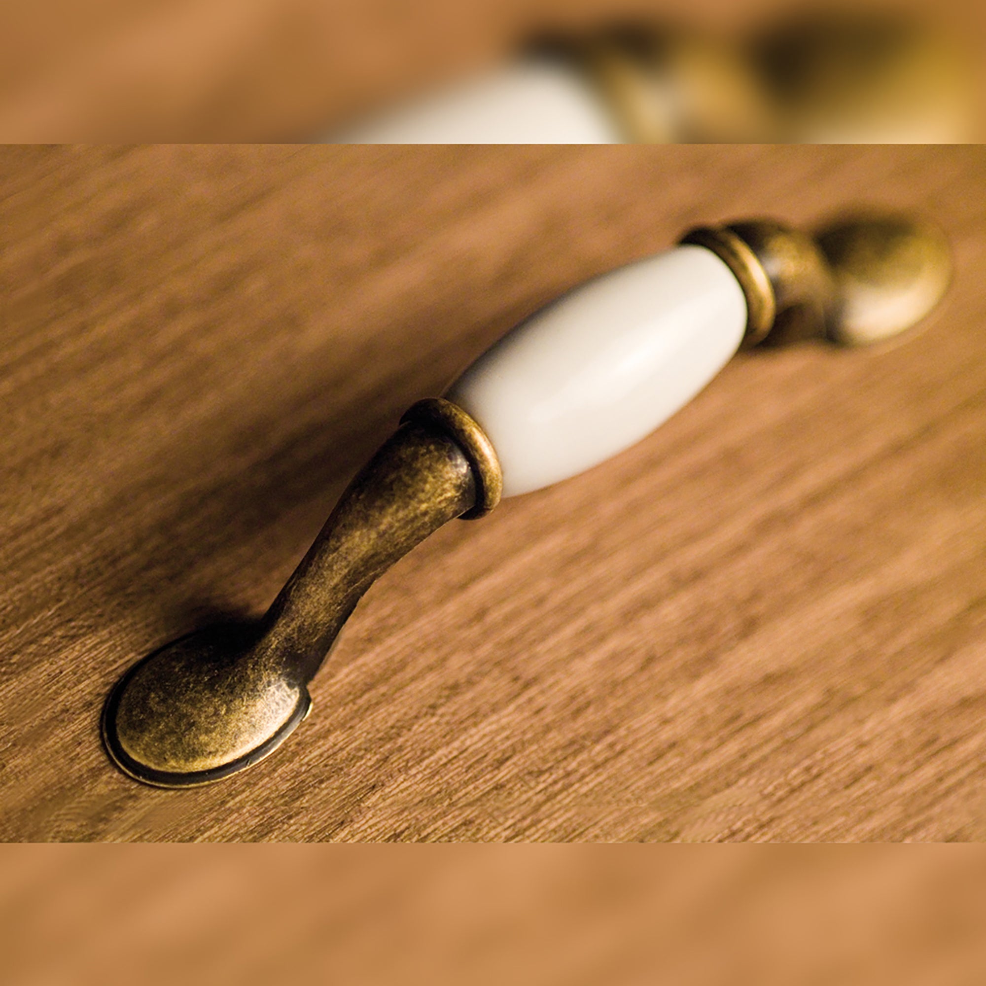 Emuca Maniglia per mobile Papua, L 127 mm, interasse 76 mm, Bronzato, Zama, 1 lotto di 20 unitÃ 