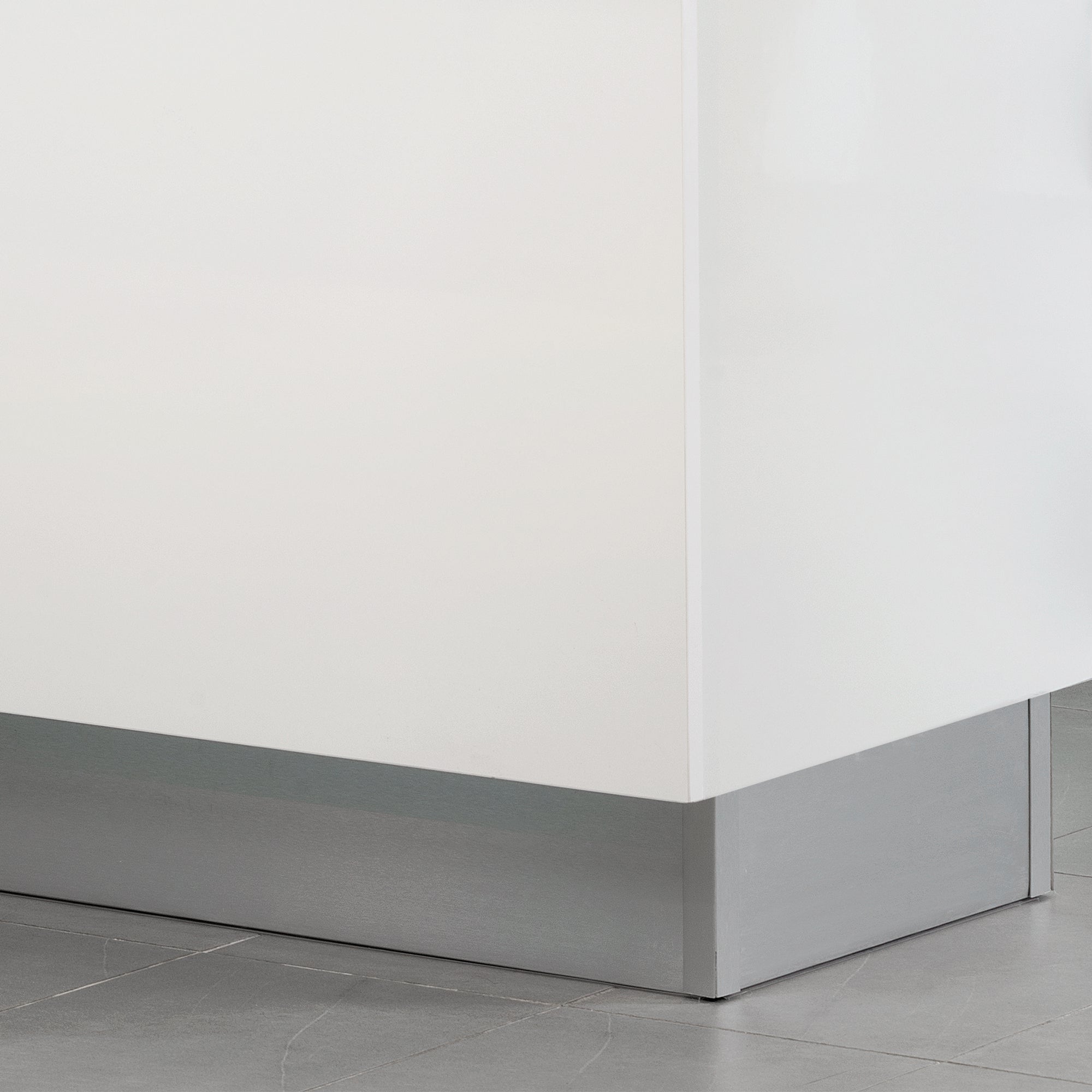 Emuca Kit battiscopa da cucina Plasline con accessori per unione, Altezza 150 mm, 2,35 m, Anodizzato satinato, Tecnoplastica, 1 u.