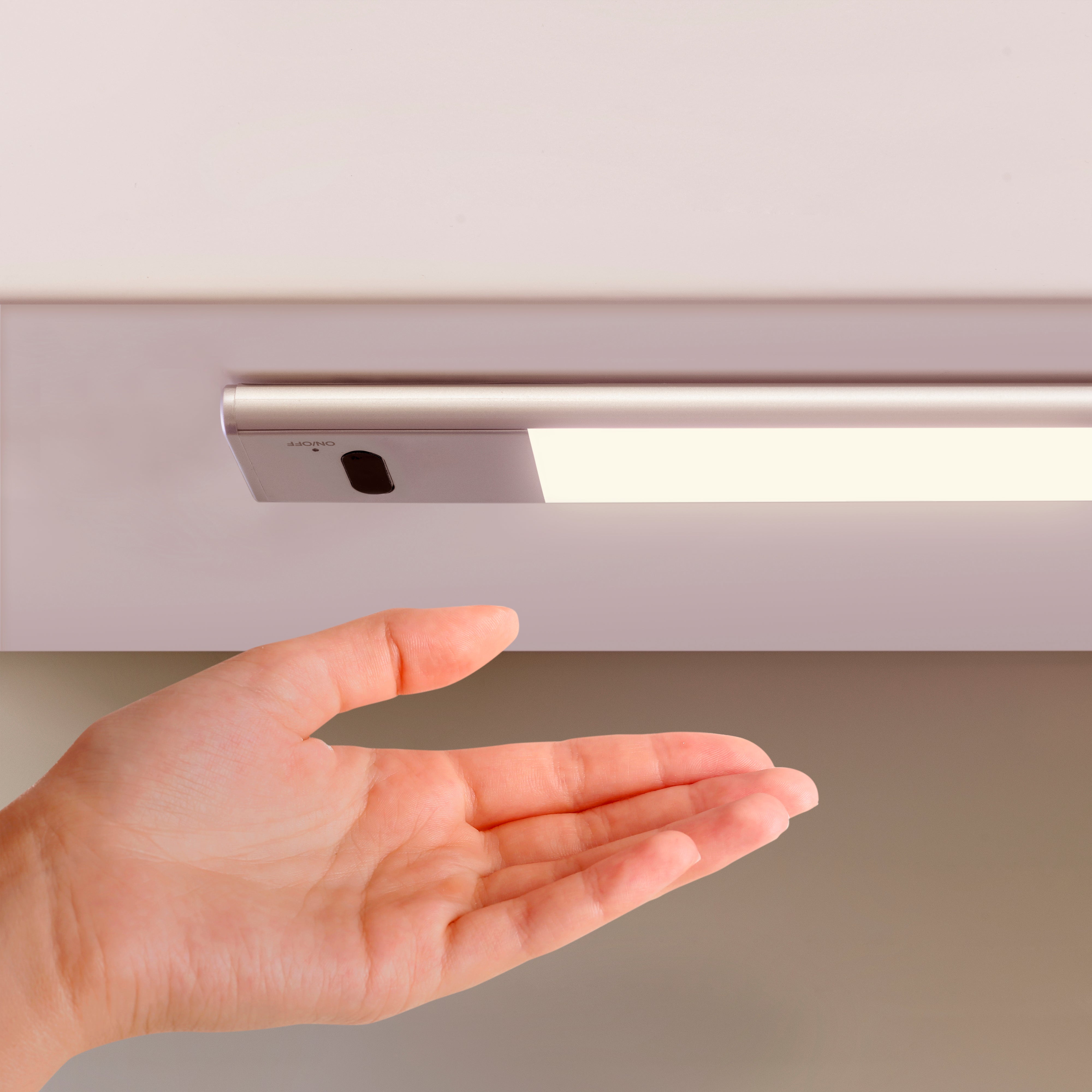 Emuca Luminaria LED Kaus ricaricabile tramite usb e con sensore switch, L 600 mm, Anodizzato opaco, Tecnoplastica e Alluminio