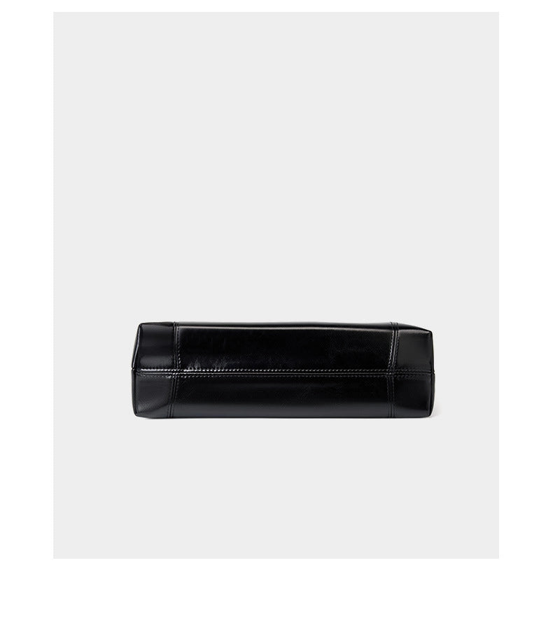 Borsa a tracolla da donna in vera pelle, graziosa e carina, colore nero.
