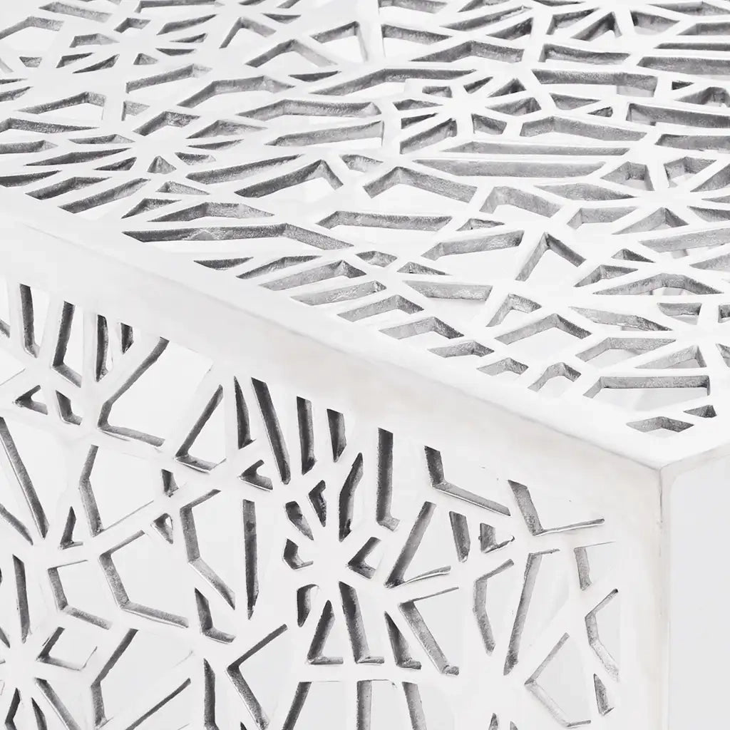 Tavolino con Design Geometrico Traforato Argento in Alluminio 242328