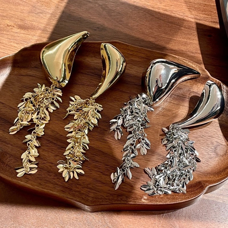 Elegante spilla dorata con nappa a forma di spiga di grano e foglia.