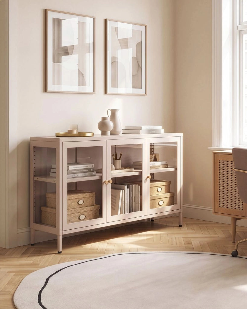 Credenza in acciaio con vetro temperato a 3 ante e ripiani regolabili beige arredi per il soggiorno dal design moderno.