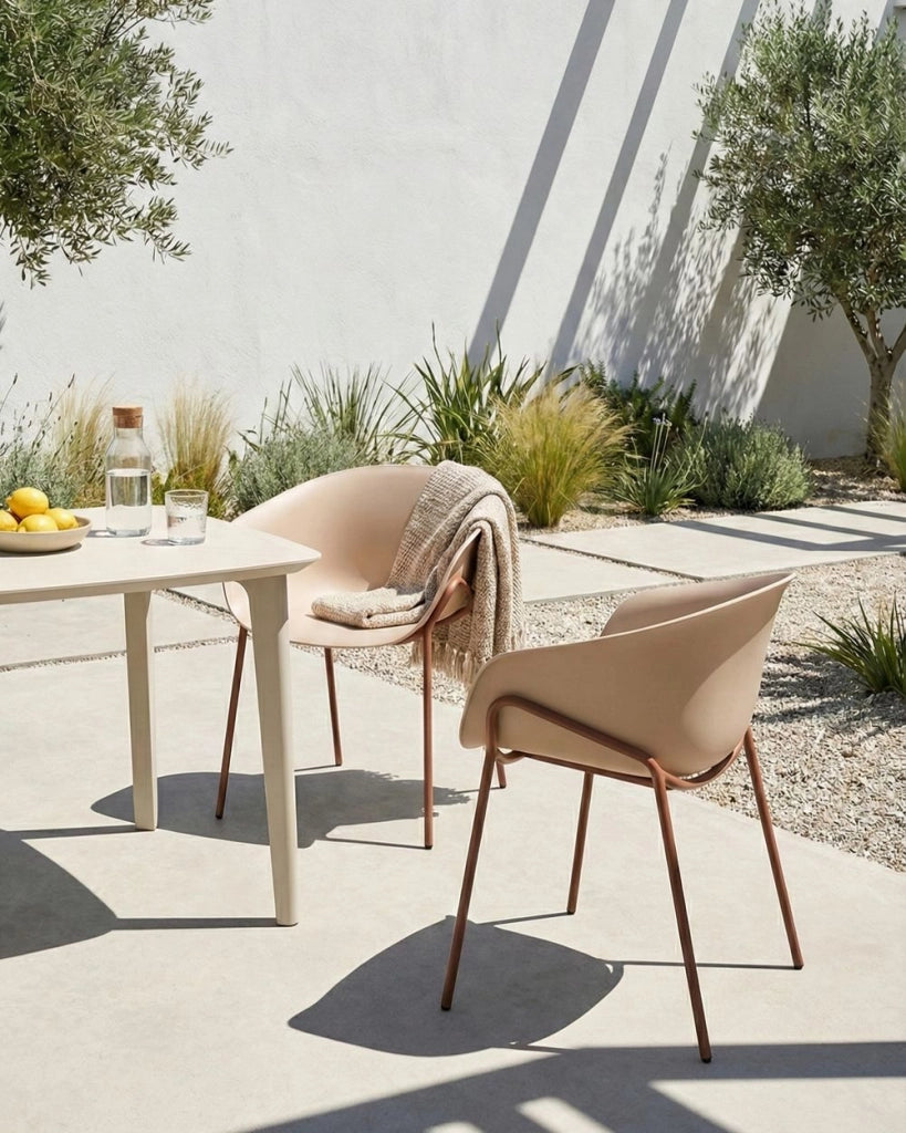 Set di 2 sedie da giardino con seduta in plastica e gambe in metallo beige e marrone resistenti alle intemperie moderne