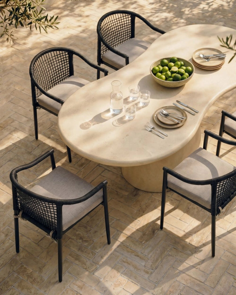 Set di 4 Sedie da Giardino Impilabili in Alluminio Nero e Rattan PE con Cuscini Beige per Esterni