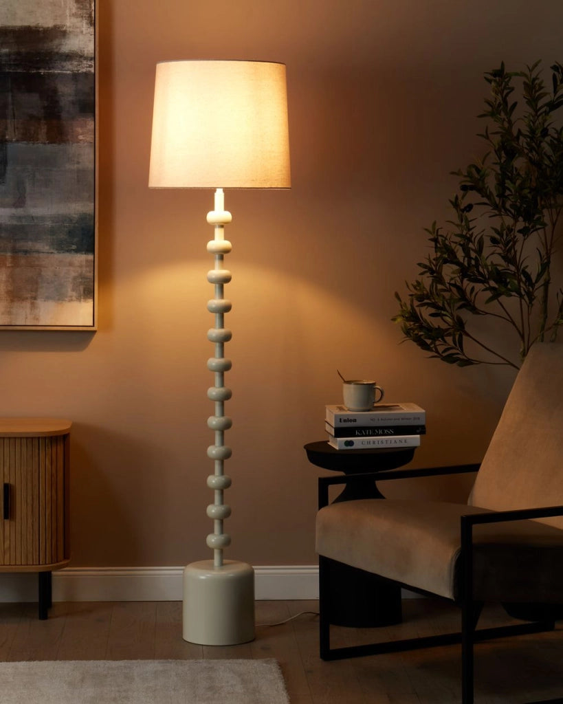 Lampada da terra moderna con paralume in lino e base in metallo con dettagli in bianco ufficio soggiorno camera da letto