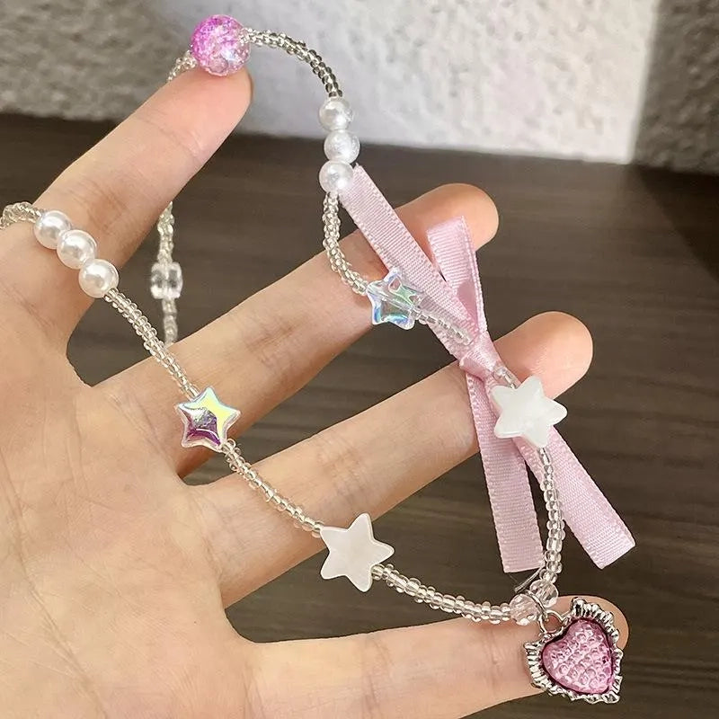 Collana con ciondolo a forma di cuore rosa e fiocco, realizzata a mano con perline e zirconi. Regalo di Natale per donna, regalo di compleanno.