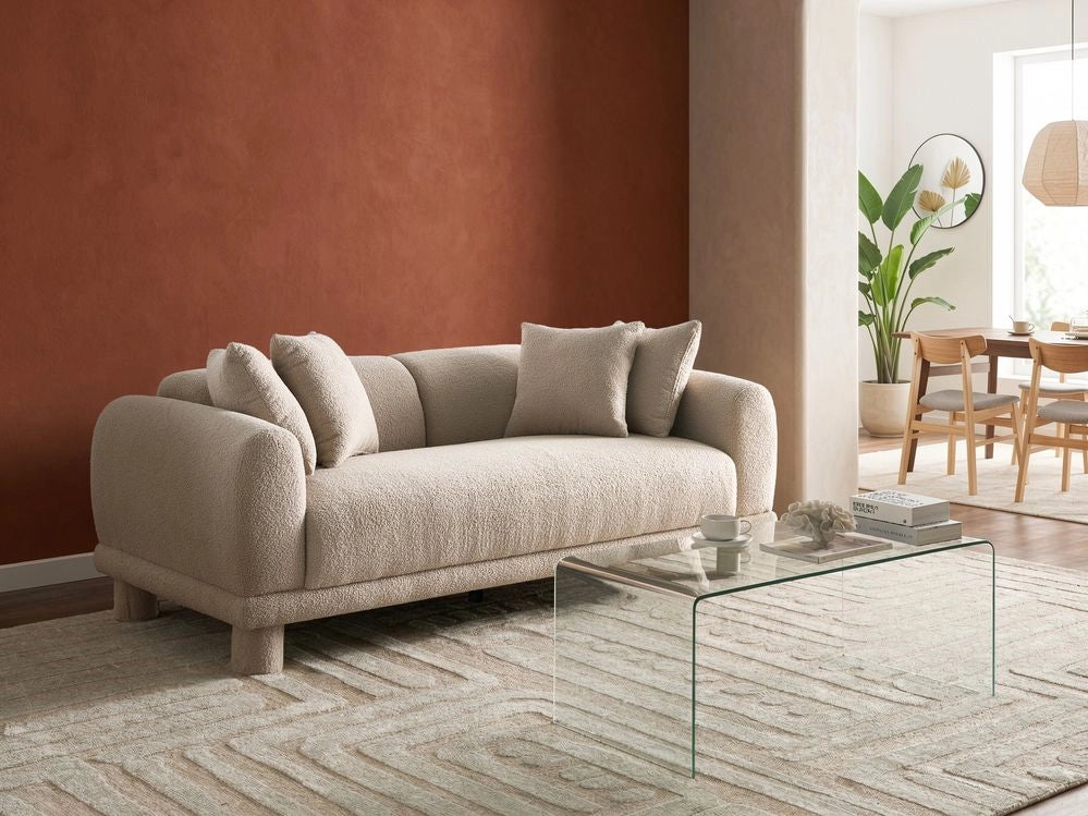 Divano a 3 posti in tessuto beige con cuscini decorativi extra e gambe rivestite stile retrò-moderno