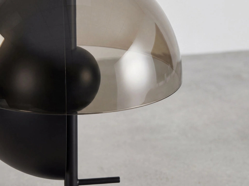 Lampada da tavolo in vetro fumé ambra e acciaio nero e bianco con base in acciaio nero