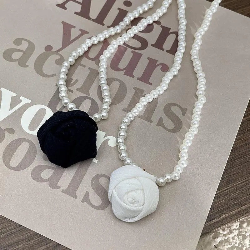 Collana fatta a mano con rose bianche e nere e perle, regalo di Natale per donna, regalo di compleanno