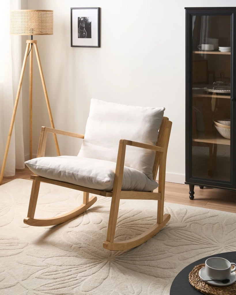 Poltrona a dondolo con rivestimento in poliestere struttura in legno di gomma stile scandinavo tessuto beige chiaro