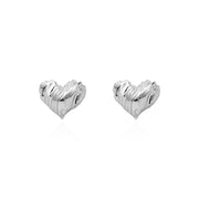 Orecchini a forma di cuore con design a nicchia in metallo e strisce, realizzati in argento sterling S925.