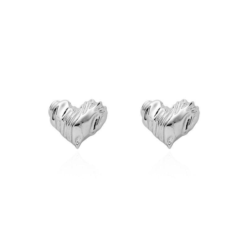 Orecchini a forma di cuore con design a nicchia in metallo e strisce, realizzati in argento sterling S925.