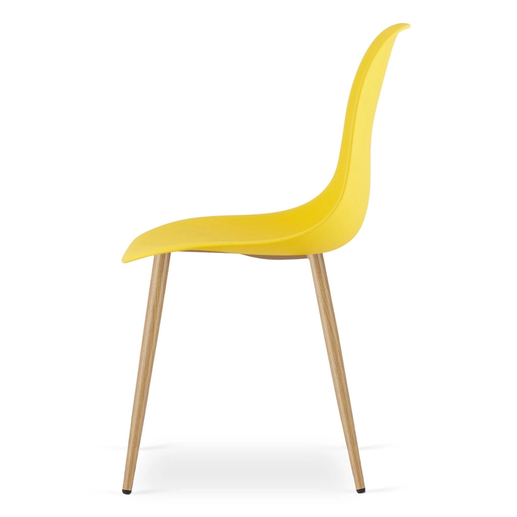 Sedia scandinava WAT gialla con gambe effetto legno
