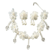 Collana fatta a mano con fiore in pizzo bianco, perle e nappe di cristallo.