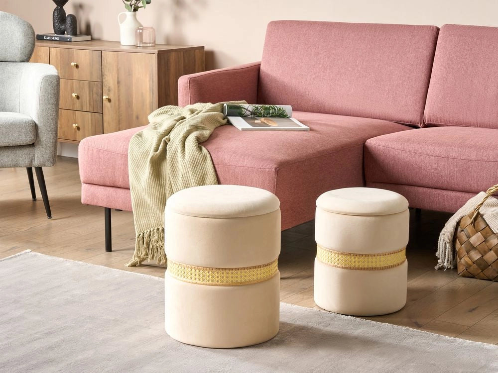 Set di 2 pouf in velluto beige chiaro e rattan camera da letto stile boho moderno contemporaneo