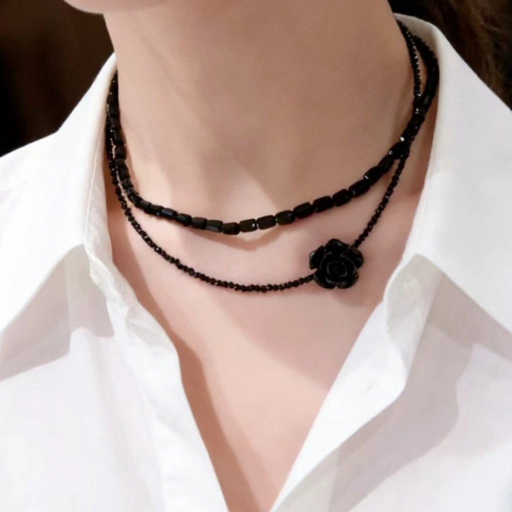 Collana con rosa nera, camelia e perline di cristallo