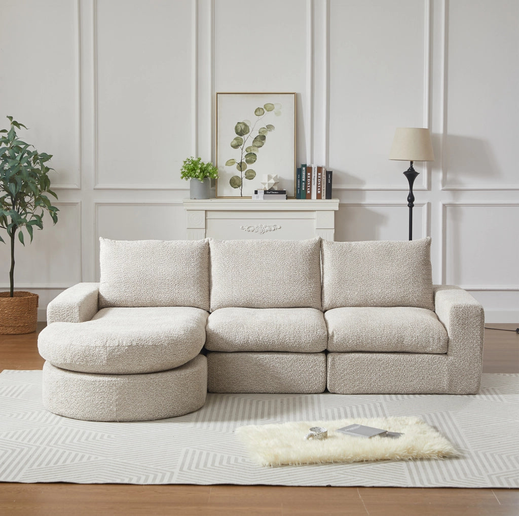 Divano modulare con chaise longue beige in ciniglia; 4 moduli e 3 cuscini