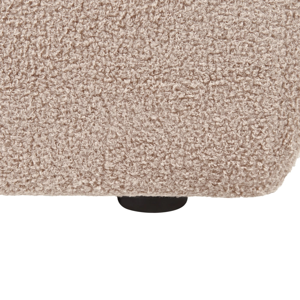 Poltrona con rivestimento in bouclé beige schienale imbottito e cuscini spessi perfetta per un soggiorno moderno