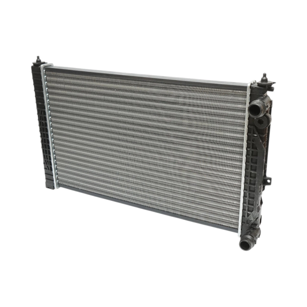 Radiatore raffreddamento acqua motore – Audi, Skoda, VW (motori 1.6 – 2.3 L) Dimensioni: 396 × 635 × 32 mm Codici OEM compatibili: 8D0121251AJ, 8D0121251AT, 8D0121251BJ, 8D0121251Q, 58259, 1924001977