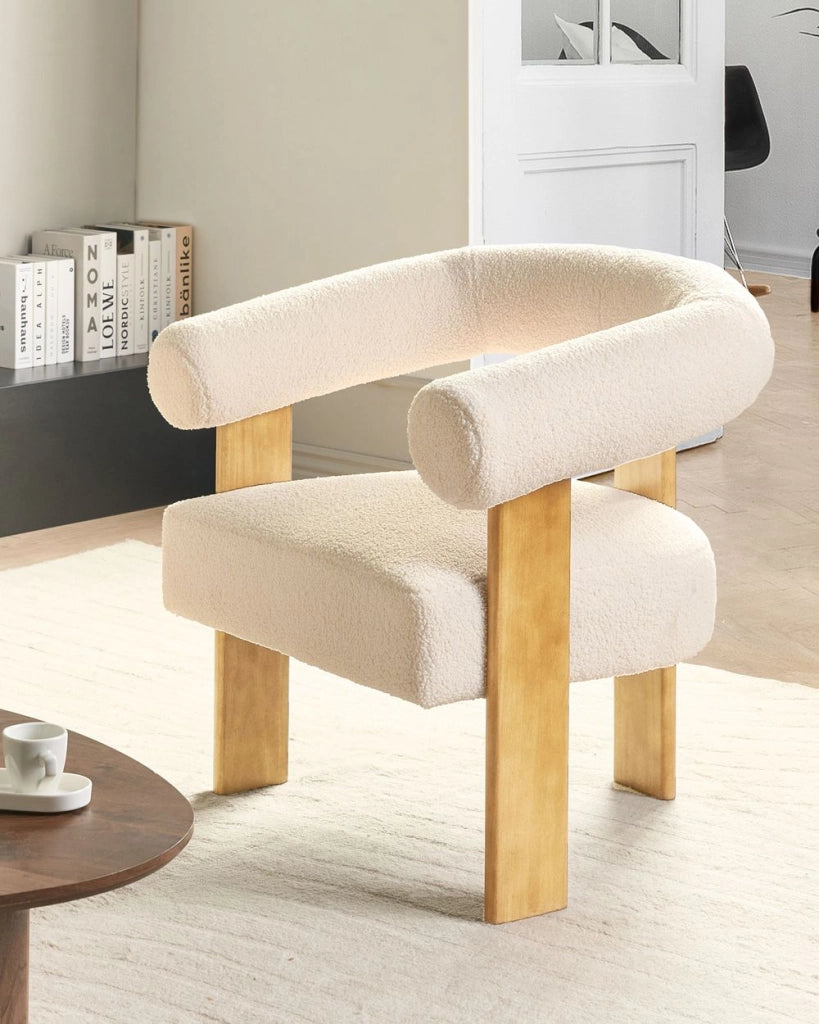 Poltrona bianco sporco e marrone chiaro con rivestimento in bouclé design retrò gambe in legno per soggiorno