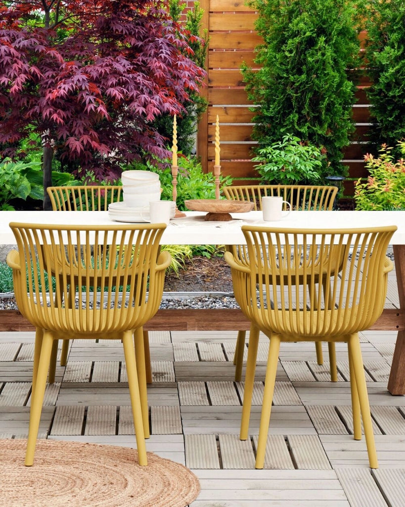Set di 4 sedie da pranzo in plastica gialla per interni ed esterni da giardino con braccioli in stile minimalista