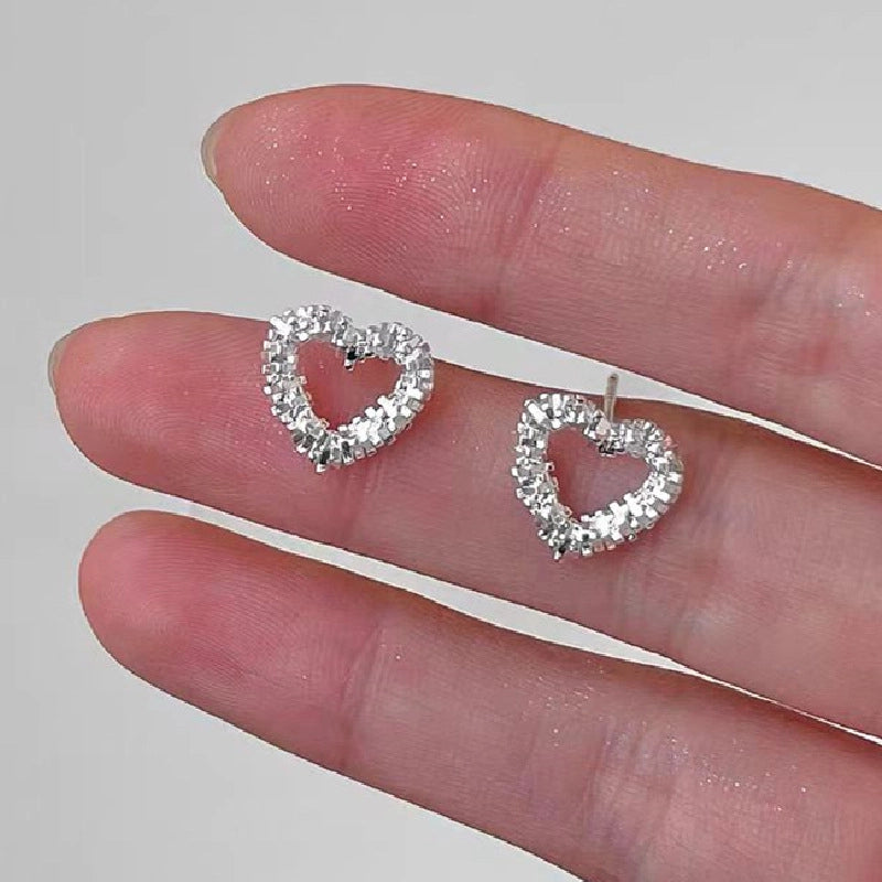 Orecchini a perno a forma di cuore in argento per donna, stile di nicchia, nuovi orecchini a cuore traforati in argento con ago