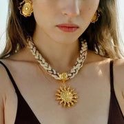 Collana con ciondolo a forma di sole intrecciato a mano