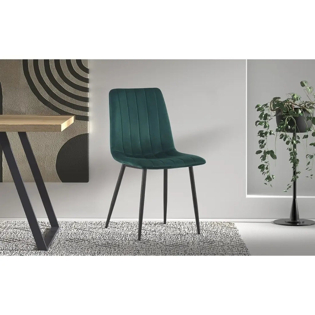 Sedia BRUCE – Velluto verde – Piedi in metallo nero – H86 x L45 x P55 cm