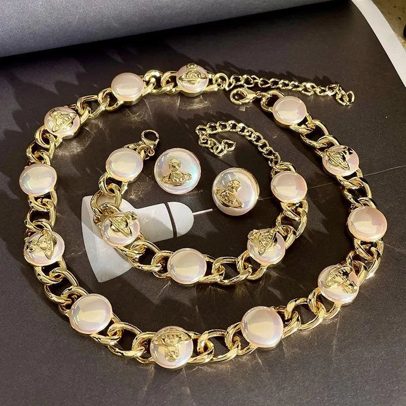 Set di collana, bracciale e orecchini di perle fatti a mano: gioielli con perline.