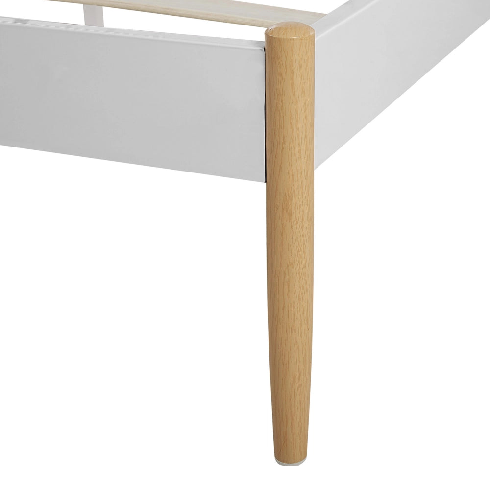 Letto super king size bianco con gambe in legno chiaro 180 cm con struttura in metallo bianco a doghe retrò scandinavo