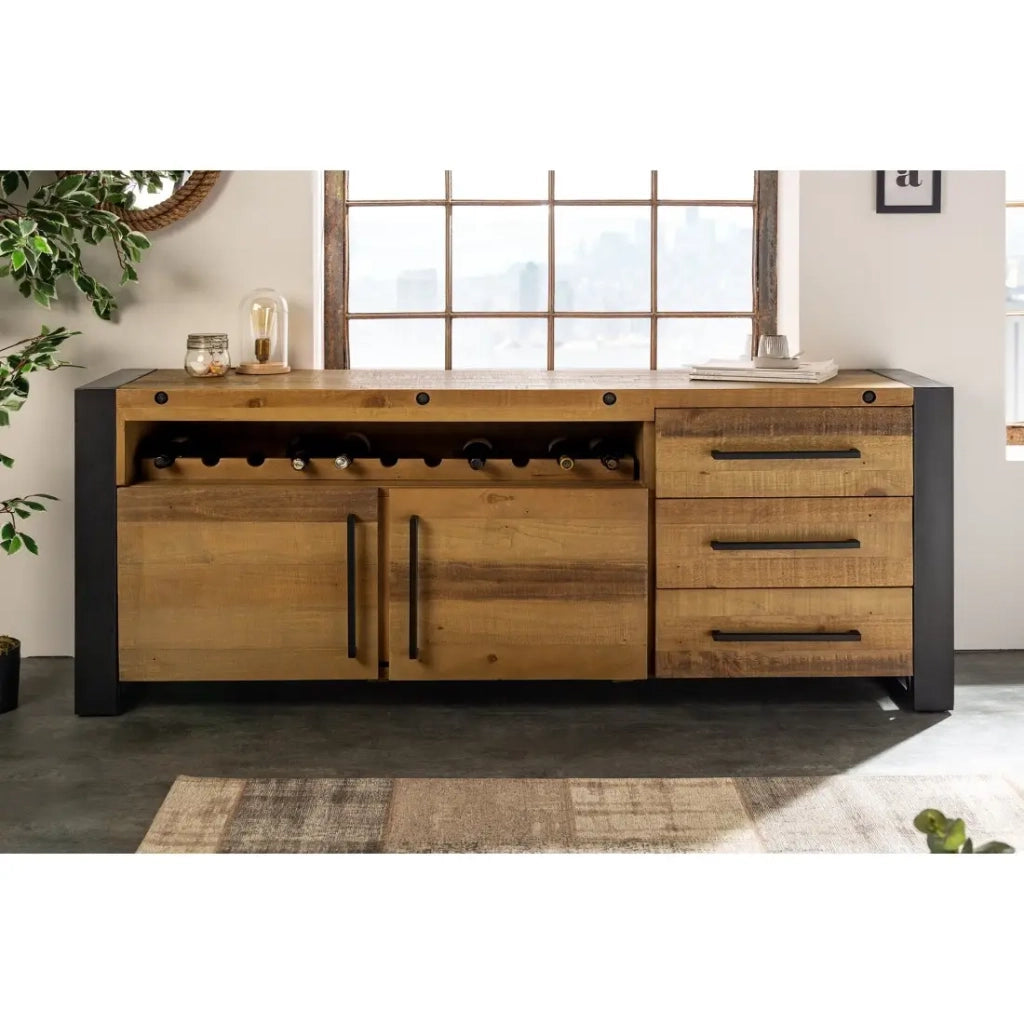 Buffet CAVARA 195 cm – Pino massiccio marrone vintage e metallo nero – 2 porte, 3 cassetti e portabottiglie