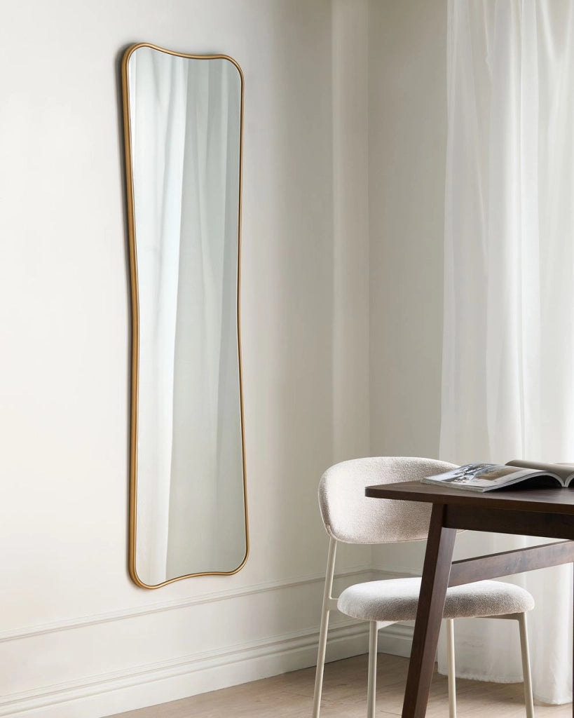 Specchio d'oro da parete Brieuc con cornice in legno 160 x 50 cm Forma irregolare ondulata Stile moderno